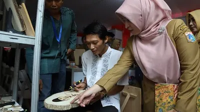 Seni dekorasi phyrography dipamerkan dalam pameran produk IKM Kreatif/utara.jakarta.go.id