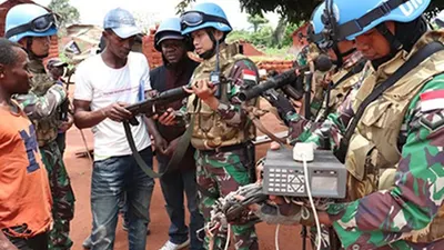 Eks Kombatan di Afrika Serahkan 3 Senpi dan 1 Radio ke Satgas TNI