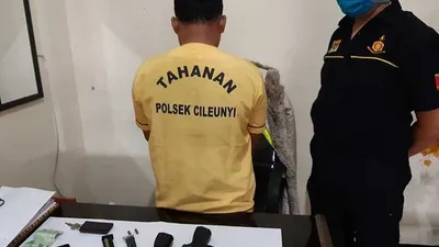BS (38), diamankan Polsek Cileunyi karena membawa sepucuk senjata api. (Ayobandung/Mildan Aballoh)