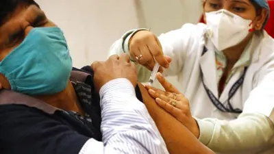 Seorang pekerja kesehatan memberikan vaksin Covid-19 di sebuah Rumah Sakit di New Delhi, India, Sabtu, 16 Januari 2021. India mulai menyuntik petugas kesehatan pada Sabtu dalam kampanye vaksinasi Covid-19 terbesar di dunia.  Foto: AP Photo/Manish Swarup