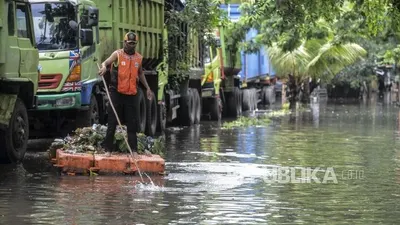 [ilustrasi] Seorang petugas membersihkan sampah dari saluran air saat terjadi banjir di kawasan Sunter, Jakarta Utara.  (Foto: Republika/Putra M. Akbar)