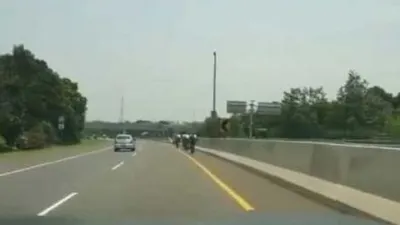 Rombongan pesepeda masuk jalan tol Jagorawi pada Minggu 13 September 2020 sempat direkam oleh warganet