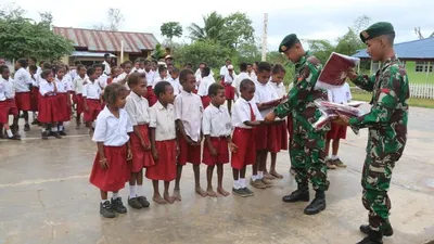 Satgas Pamtas RI-PNG bagikan seragam sekolah/Puspen TNI