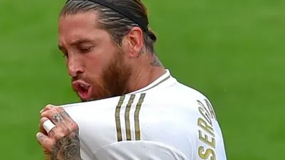 Eksresi Sergio Ramos usai mencetak gol ke gawang Athletic Bilbao di Stadion San Mames, Minggu (5/7/2020).  [ANDER GILLENEA / AFP]
