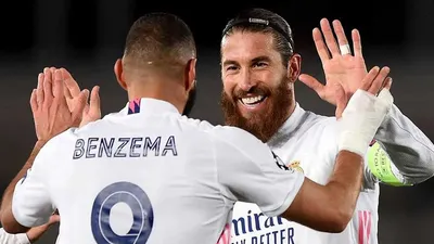 Kapten Real Madrid, Sergio Ramos saat berselebrasi bersama Karim Benzema usai mencetak gol ke gawang Inter Milan dalam laga Liga Champions di Di Stefano Stadium, Madrid, Rabu (4/11/2020), ini hari WIB. (Twitter UEFA)