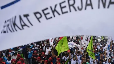 Ratusan buruh menolak omnibus law yang dinilai hanya menguntungkan pengusaha dan investor serta merugikan pekerja di Indonesia. (dok Antara Foto/Akbar Nugroho Gumay)
