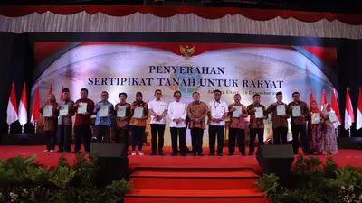 Penyerahkan 3500 sertipikat tanah kepada pemilik di Jakarta Utara (utara.jakarta.go.id)