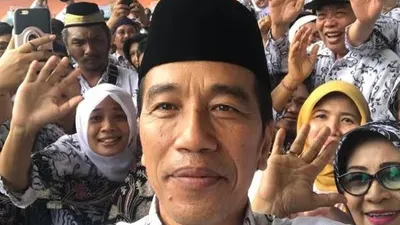 Presiden Jokowi melakukan swafoto dengan para guru di puncak acara Hari Guru Nasional dan HUT ke-73 PGRI di Bogor/Dok. Presiden Jokowi