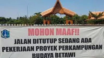 Suasana replika perkampungan budaya Betawi di pulau di tengah Setu (Danau) Babakan, Jagakarsa, Jakarta Selatan, Selasa (23/7/2019). (ANTARA/Aditya Putra)