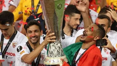 Para pemain Sevilla merayakan gelar juara Liga Europa 2019/2020 usai menundukkan Inter Milan 3-2 pada laga final yang dihelat di RheinEnergieStadion, Cologne, Jerman, Sabtu (22/8/2020) pagi WIB. [Lars Baron / POOL / AFP]