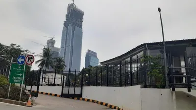 Pintu masuk menuju Hotel Shangri La, Jakarta Pusat, Jumat (14/8).  Foto: Eva Rianti