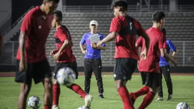Pelatih Timnas Indonesia, Shin Tae-yong saat memimpin latihan timnas sebelum pandemi Covid-19. (dok PSSI)