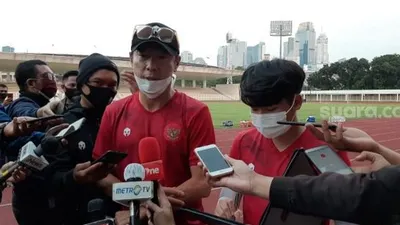 Manajer pelatih Timnas Indonesia, Shin Tae-yong (tengah) saat ditemui di Stadion Madya, Senayan, Jakarta, Kamis (20/8/2020). [Suara.com/Adie Prasetyo Nugraha]