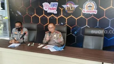 Polda Metro Jaya meluncurkan dua aplikasi pelayanan masyarakat bernama Si Ondel alias Online Delivery dan Si Jampang alias Jaga Simpang. (Suara.com/Fakhri Fuadi