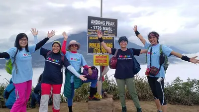 Arietta Beeby (65), Hilda (52), Onaria (49), Herawati (49), dan Yanni (49) foto bareng di puncak Gunung Andong/Dok pribadi