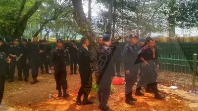 Polisi berjaga di area gerbang Gedung DPR RI, Senin (14/10/2019)/Ayojakarta.com