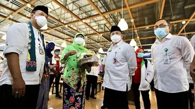 Petugas gabungan sidak ke pasar swalayan Lotte Mart Kelapa Gading/dok: utara.jakarta.go.id