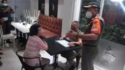 Kasatpol PP DKI, Arifin saat sedang sidak di kafe/dok: beritjakarta.id  --