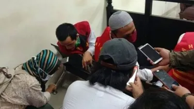 Ketiga terdakwa kelompok Anarko menjalani sidang perdana di Pengadilan Negeri Tangerang, Banten, Senin (15/6/2020). [Foto: Bantennews.com]