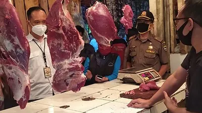 Tim Satgas Pangan memantau dan memeriksa penjual daging di pasar tradisional Kecamatan Singaparna, Selasa (19/5/2020). (Ayotasik.com/Irpan Wahab)