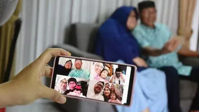 Ilustrasi - keluarga bersilaturahmi secara virtual selama Lebaran 2020 akibat pandemi COVID-19. (Antara Foto/FB Anggoro)