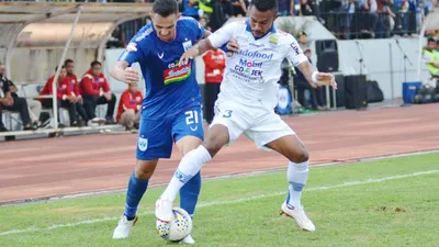 Silvio Escobar saat berkostum PSIS Semarang, terlibat duel dengan pemain bertahan Persib Bandung. (Ayojakarta.com/Budi Cahyono)