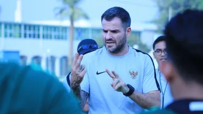 Pelatih Simon McMenemy pimpin latihan Timnas Indonesia di Dubai/PSSI.org