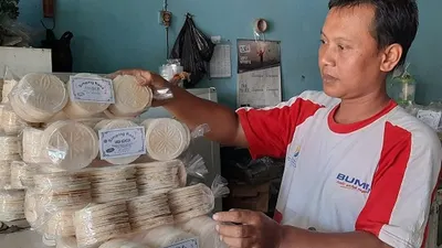 Andri Sumirat salah seorang pelaku usaha Simping di Purwakarta tengah memperlihatkan produknya. (Ayopurwakarta/Dede Nurhasanudin)