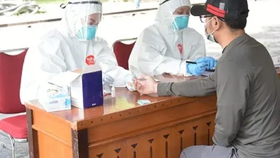 Tenaga medis saat mengambil rapid test. (dok Ayobandung)