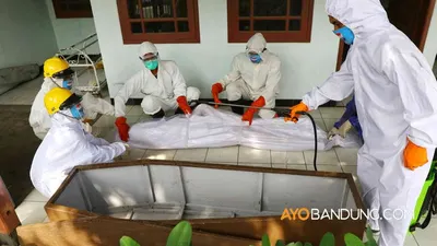 Warga mempraktikkan pemulasaran jenazah Covid-19 di ruang isolasi mandiri Kampung Tangguh Nusantara di Kelurahan Kebon Kangkung, Kiaracondong, Kota Bandung, Selasa (16/6/2020). (Ayobandung.com/Irfan Al-Faritsi)