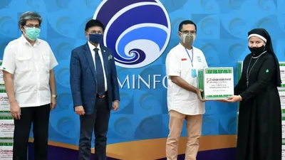 Managing Director Sinarmas Land Dhony Rahayoe Menteri Komunikasi dan Informatika (Menteri Kominfo) Johnny G Plate,  dan  Ketua Umum Yayasan Muslim Sinarmas Saleh Husin saat penyerahan bantuan kepada perwakilan panti asuhan.