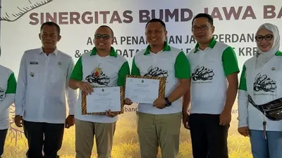 Gubernur Jawa Barat, Ridwan Kamil bersama Pemimpin Divisi Komersial dan Korporasi bank bjb Dicky Syahbandinata yang disaksikan langsung oleh Direktur Ritel dan Konsumer bank bjb Suartini, serta Direktur Utama PT. Agro Jabar, Kurnia Fajar.