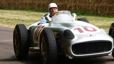 Sir Stirling Craufurd Moss mengendarai mobil balap Mercedes Benz W196 1954 dalam Goodwood's Festival of Speed di Inggris, 5 Juli 2009. [AFP/Max Nash]