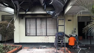 Sisa kebakaran di Mapolsek Ciracas, Jaktim, Sabtu (29/8/2020). Foto: Meiliza Laveda