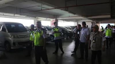 Petugas SBPRD bersama UP PKB dan BBNKB Jakut dan Kepulauan Seribu melakukan penagihan pajak door to door (utara.jakarta.go.id)
