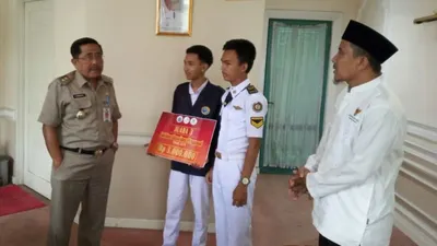 Wakil Bupati Kepulauan Seribu Junaedi bersama perwakilan siswa SMKN 61 (pulautidung.jakarta.go.id)