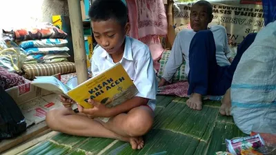 Kiki saat berlajar di gubug tempat tinggalnya di Kampung Babakan Pari RT 02 RW 04, Desa Batujajar Timur, Kecamatan Batujajar, KBB. (Ayobandung/Tri Junari)