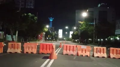 Suasana Jalan Pandanaran Kota Semarang, Jawa Tengah, setelah ditutup untuk pembatasan mobilitas warga Semarang, Jumat (17/4/2020), malam. (Ayojakarta.com/Budi Cahyono)