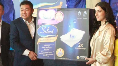 Peluncuran SILCOT Maximizer-Cotton: (dari kiri-kanan, Mr. Kosuke Saito, Mr. Yuji Ishii (President director PT. Uni-Charm Indonesia), Tasya Farasya, dr. Kardi/Ayojakarta.com