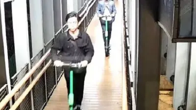 Otopet melintas di Jembatan Penyeberangan Orang (JPO)/Twitter - Juriglagu