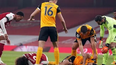 Striker Wolverhampton, Raul Jimenez tergeletak usai berbenturan dengan David Luiz. (Skysport)