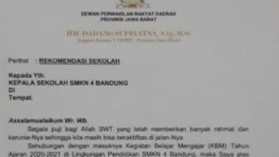 Seorang anggota DPRD Jawa Barat mentipkan calon peserta didi atua anak untuk masuk ke sekolah negeri saat penerimaan peserta didik baru atau PPDB Jawa Barat tahun 2020. (ist)