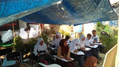 SMP Terbuka 1 Cijeruk Belajar Beratapkan Terpal. (ayobogor.com/Husnul Khatimah)