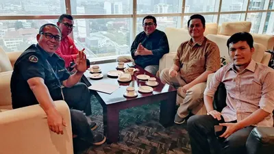 Ketua Umum SMSI, Firdaus (tengah), diterima oleh Sekretaris Dewan Penasihat, Abdul Aziz (kiri), dan anggota Dewan Penasihat, Ervik Ari Susanto (dua dari kanan). (Dok. SMSI Pusat)