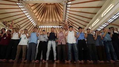 Ilustrasi/ Umat Muslim Indonesia Melaksanakan Solat Berjamaah (AyoBandung)