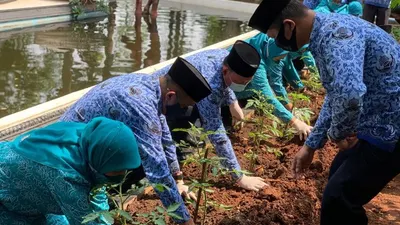 Wali Kota Jakarta Timur, Muhammad Anwar saat memulai gerakan memperindah kota/dok: timur.jakarta.go.id