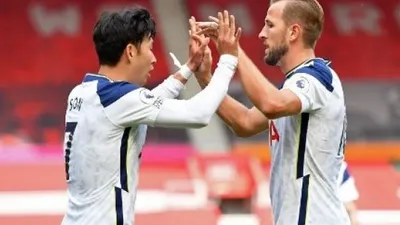 Striker Tottenham Hotspur Son Heung-Min (kiri) merayakan golnya ke gawang Southampton dengan Harry Kane dalam lanjutan Liga Inggris di St Mary's Stadium. JUSTIN TALLIS / POOL / AFP