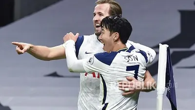 Son Heung-min dari Tottenham, kanan, yang mencetak gol pertama timnya, merayakan dengan Harry Kane dari Tottenham, kiri, yang mencetak gol kedua timnya, selama pertandingan sepak bola Liga Premier Inggris antara Tottenham Hotspur dan Arsenal di Tottenham Hotspur Stadium di London, Inggris , Minggu (6/12/2020).  (AP/Glyn Kirk/Pool AFP)