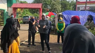 Dinas Pengendalian Penduduk dan Keluarga Berencana (DPPKB) Kota Bogor dalam Sosialisasi Edukasi Penanganan COVID-19 ke keluarga-keluarga yang tinggal di kelurahan zona merah COVID-19. (Ayobogor.com/Husnul Khatimah)