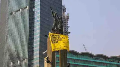 Spanduk aksi Greenpeace/CNBC Indonesia